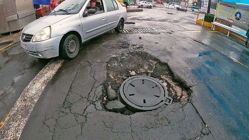 Baches y socavones, un peligro constante para los capitalinos [Fotorreportaje]